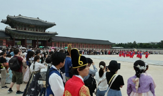 27일 서울 종로구 경복궁을 찾은 외국인 관광객들이 수문장 교대식을 관람하고 있다. 연합뉴스